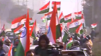 Anna supporters take out car rally in Delhi