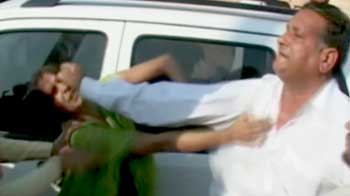 सरपंच ने की महिला टीचर की पिटाई