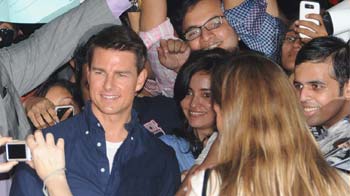 Tom Cruise cheered by paid fans?