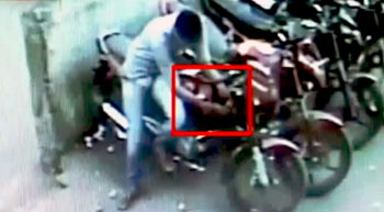 Video : चोर ऐसे चुराते हैं बाइक....