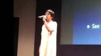 Video : Dev Anand fan pays singing tribute