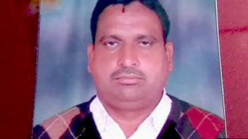 लोन न मिलने पर बैंक में ही खाया जहर