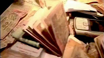 चपरासी के घर छापा, मिले 10 करोड़...