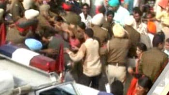 Police lathicharge protesting teachers in Punjab