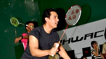 Videos : दिग्गजों के साथ बैडमिंटन खेलते आमिर