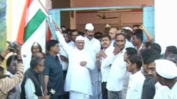 Video : Anna heads to Delhi, countdown to fast begins