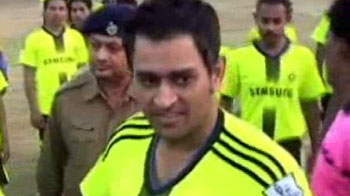 फुटबॉल खेलने मैदान में उतरे धोनी