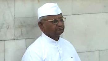 Video : Anna Hazare reaches Rajghat ahead of day-long fast