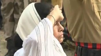 Video : Mamata Banerjee pays homage to AMRI fire victims