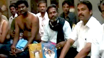 Fans perform puja on Rajinikanth's birthday