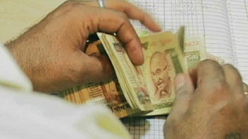 रुपया और लुढ़का, 53.74 के रिकॉर्ड स्तर पर