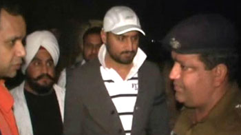 Bhajji robbed; loses passport, driving license