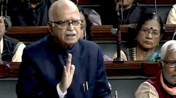 'सरकार छिपा रही है टैक्स चोरों को'