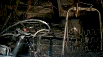 चलती कार में लगी आग, 4 मरे