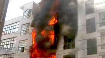 कानपुर : इमारत में भीषण आग