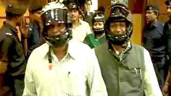 Videos : हेलमेट पहनकर सभा में आए सभासद