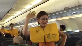 Video : They're back: Filipino stewardesses dance again
