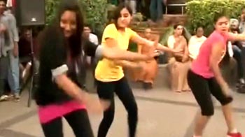 Video : Bangalore's flash mob dances to <i>Chammak Challo</i>