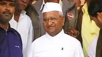 Lokpal Final Act: Anna in Mumbai, debate in Delhi