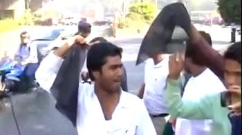 Video : Black flags waved as Anna drives past in Mumbai