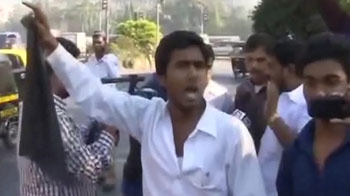 अन्ना को दिखाए गए काले झंडे