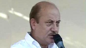 Video : Anupam Kher shows his support for Lokpal Bill