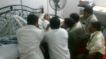 Anna has 102 fever, refuses requests to call off fast