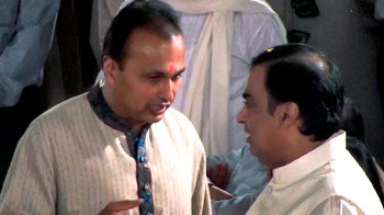 डांडिया पर थिरके अंबानी बंधु