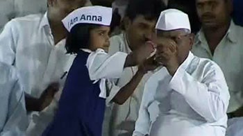 Video : Anna ends fast, cancels jail bharo agitation
