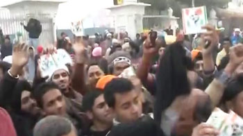 PM shown black flags by Anna supporters in Amritsar