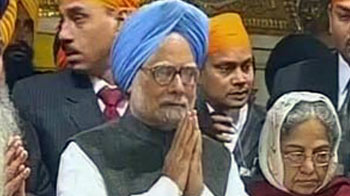 पीएम को दिखाए काले झंडे