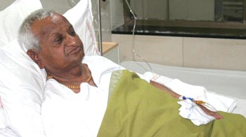Anna in hospital, says don't worry, I am fine