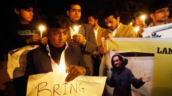 Video : Candlelight vigil held for Anuj Bidve in UK