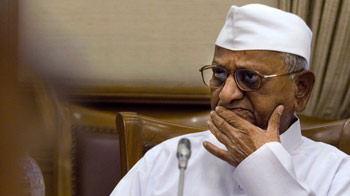 टीम अन्ना का आंदोलन मुश्किल में