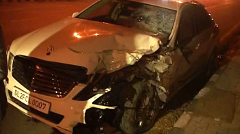 Speeding mercedes kills auto-rickshaw driver