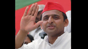 यूपी में वोटरों को लुभाने की होड़