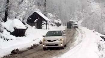Cold wave hits north India, heavy snow in J&K