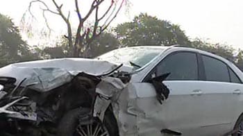 Video : Speeding Mercedes kills auto driver in Delhi