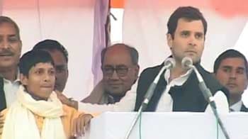 Video : After wooing Muslim voters, Rahul Gandhi reaches out to weavers