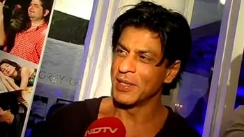 Are SRK's friends ignoring him?