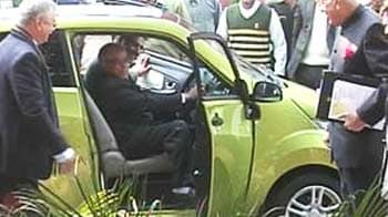 Video : Pranab, Farooq test drive the Reva at cabinet meeting