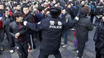 Video : Apple halts sale of iPhone 4S in China after riots in Beijing