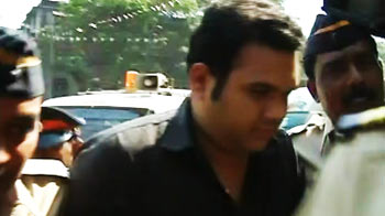 परेरा ने मुंबई कोर्ट में किया सरेंडर