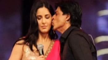 Video : SRK, Katrina pucker-up on stage