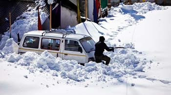 Video : Kashmir - buried in snow, waits for food
