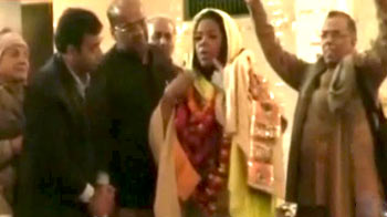 मथुरा के मंदिर गईं मशहूर टीवी एंकर ओपरा