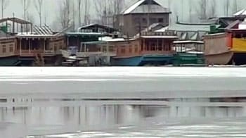 Video : ठंड से कश्मीर की डल झील जमी