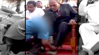 Video : मध्य प्रदेश के मंत्री ने बच्चे से बंधवाए जूते...