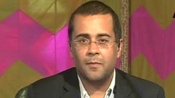 Video : Not fair to bash the Govt: Chetan Bhagat on Rushdie controversy