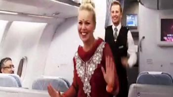 Flight crew surprises passengers with Republic Day dance